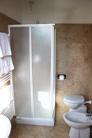 A bathroom with a shower enclosure, toilet, and bidet. - Relais Al Convento (Campello sul Clitunno)