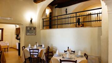 Mittagessen und Abendessen, lokale Küche