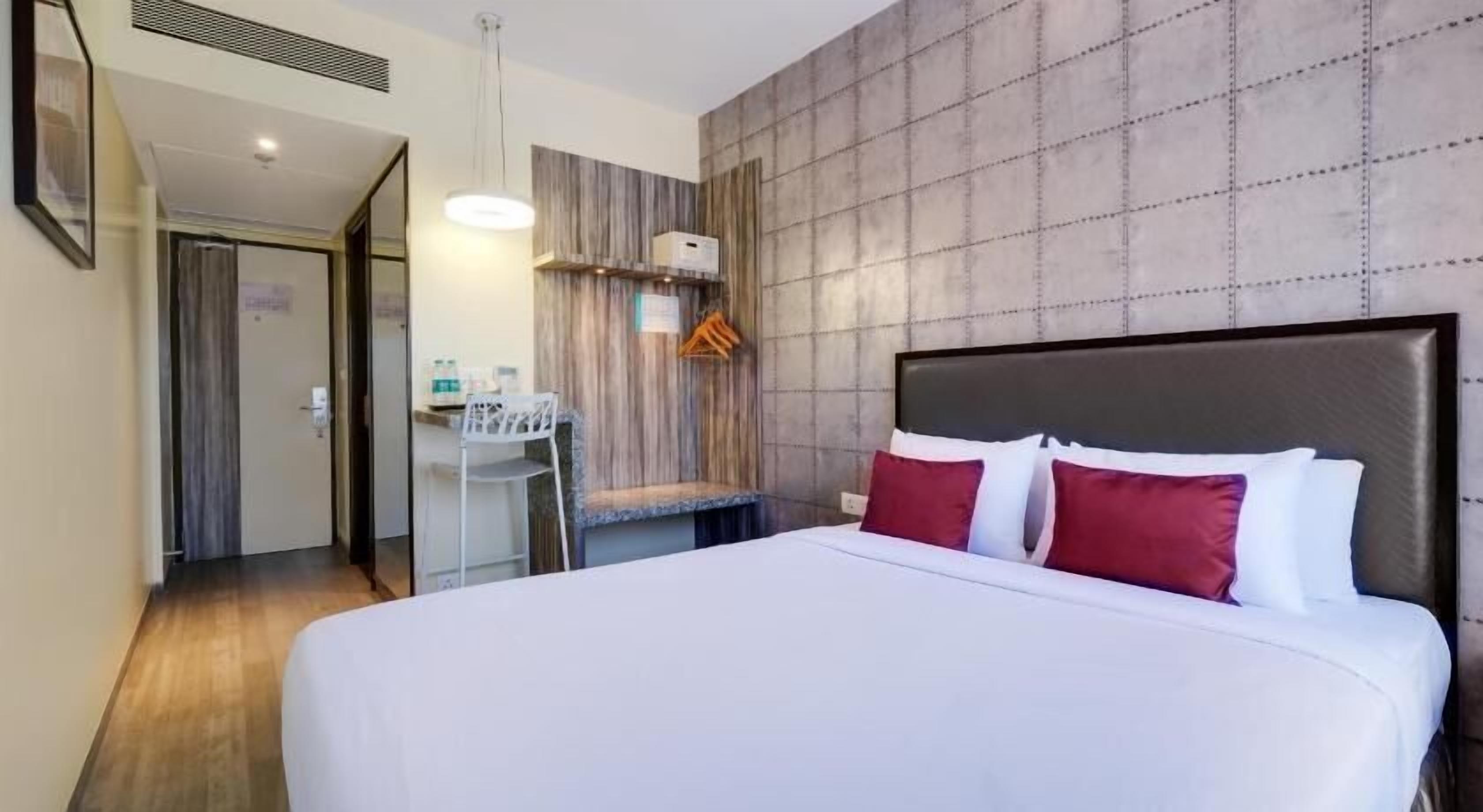 Ropa de cama de alta calidad y caja de seguridad en la habitación 