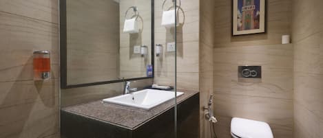 Un bagno moderno con doccia vetrata, lavandino bianco e water.