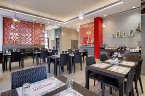 Indian cuisine - 7 Apple Hotel Vadodara (Vadodara)