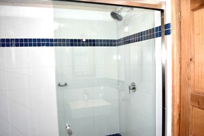 Quadruple Room | Bathroom shower - Cabañas el Chalet (Morelia)