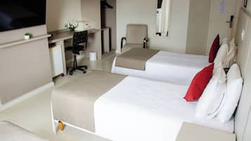 Premium (1 Cama Casal + 1 Cama Solteiro) | 1 bedroom, desk, laptop workspace, blackout drapes