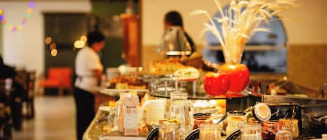 Free daily buffet breakfast