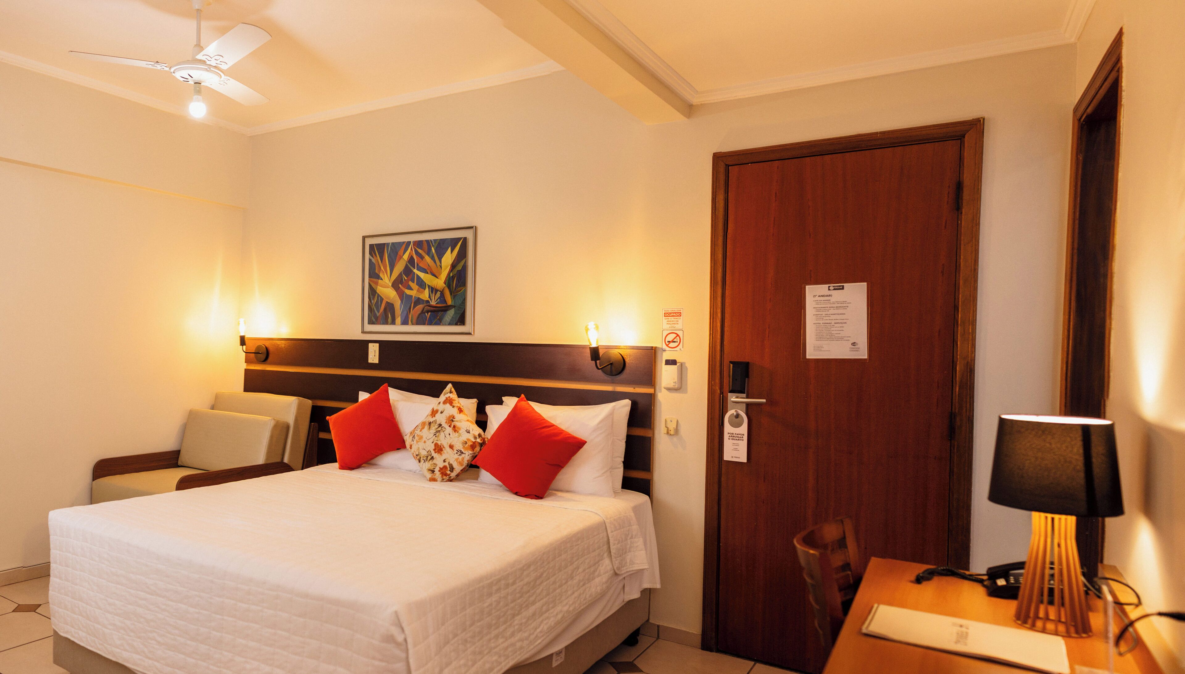 1 habitación, escritorio y espacio para trabajar con laptop 