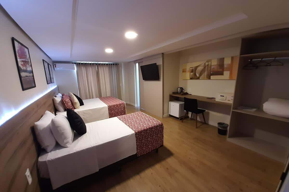 Premium (1 Cama Casal + 1 Cama Solteiro) | 1 bedroom, desk, laptop workspace, blackout curtains