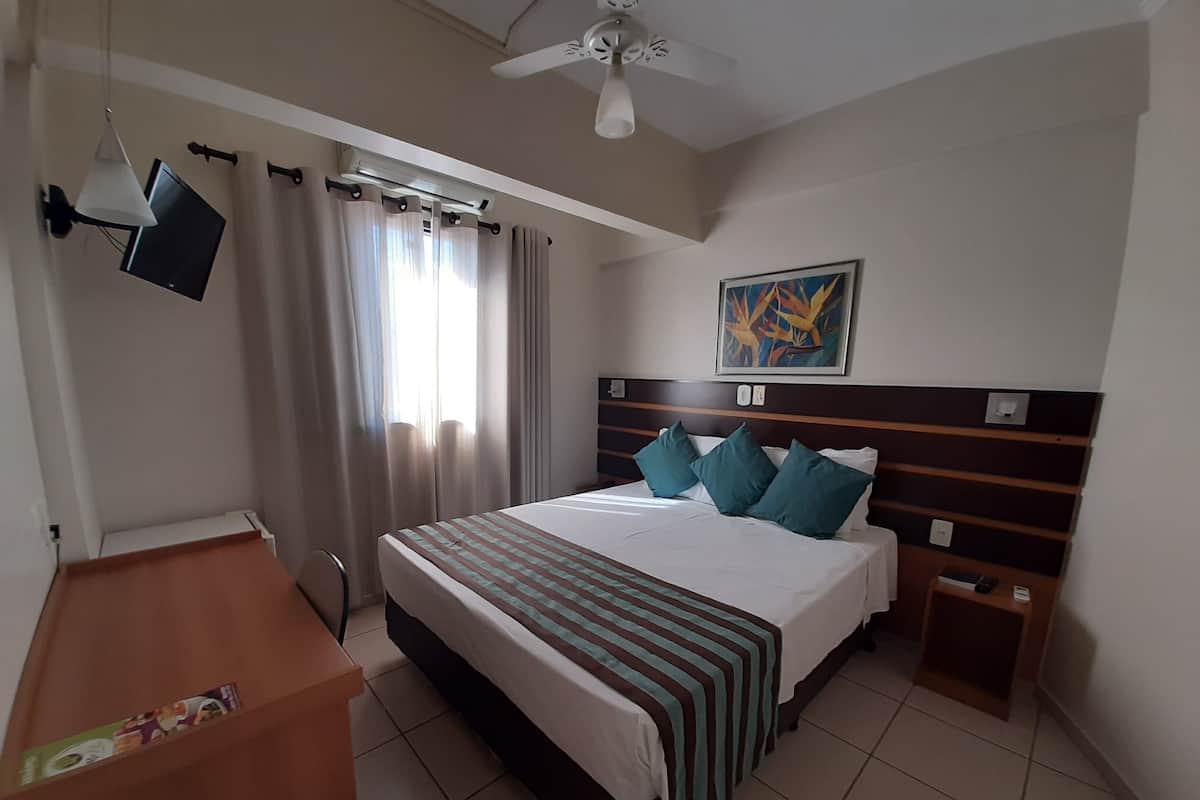 Standard (1 Cama de Casal) | 1 bedroom, desk, laptop workspace, blackout curtains
