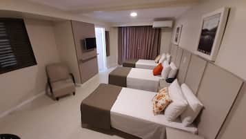 Premium (1 Cama Casal + 1 Cama Solteiro) | 1 quarto, escrivaninha, espaço de trabalho para notebook