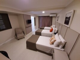 Premium (1 Cama Casal + 1 Cama Solteiro) | 1 bedroom, desk, laptop workspace, blackout drapes