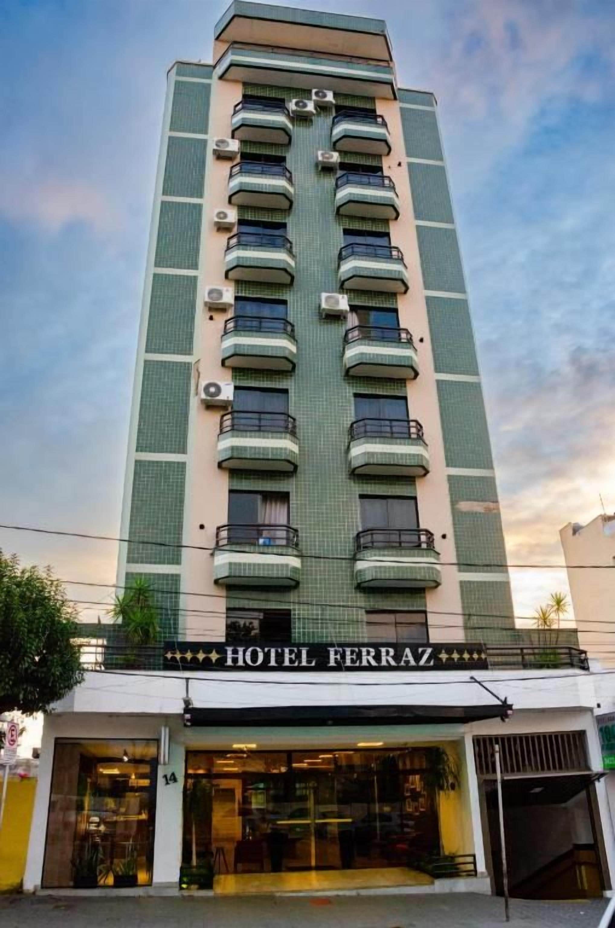 Un hotel de varios pisos con balcón en cada planta, acceso a nivel de calle y un letrero que dice 'HOTEL FERRAZ'.