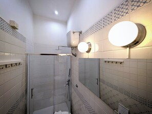 Economy Double Room | Bathroom | Shower, free toiletries, hair dryer, bidet - La Locanda dell'Arte-Piazza Dante (Naples)
