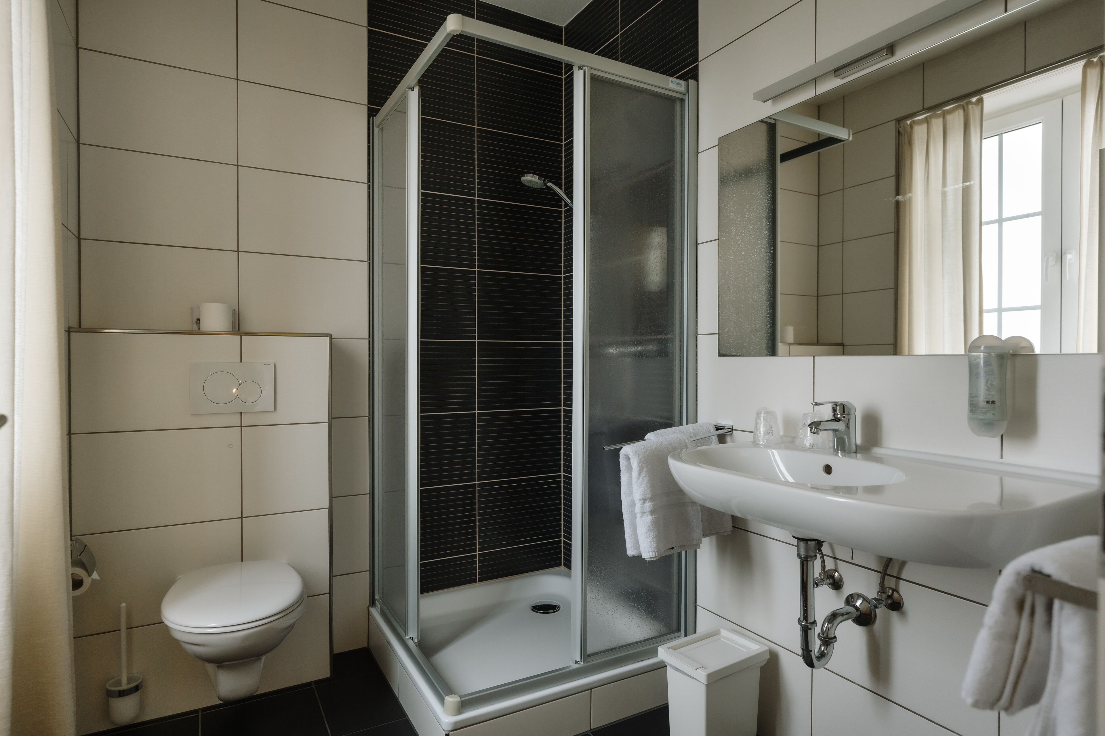 family quadruple room | bathroom | shower, free toiletries, hair dryer, towels