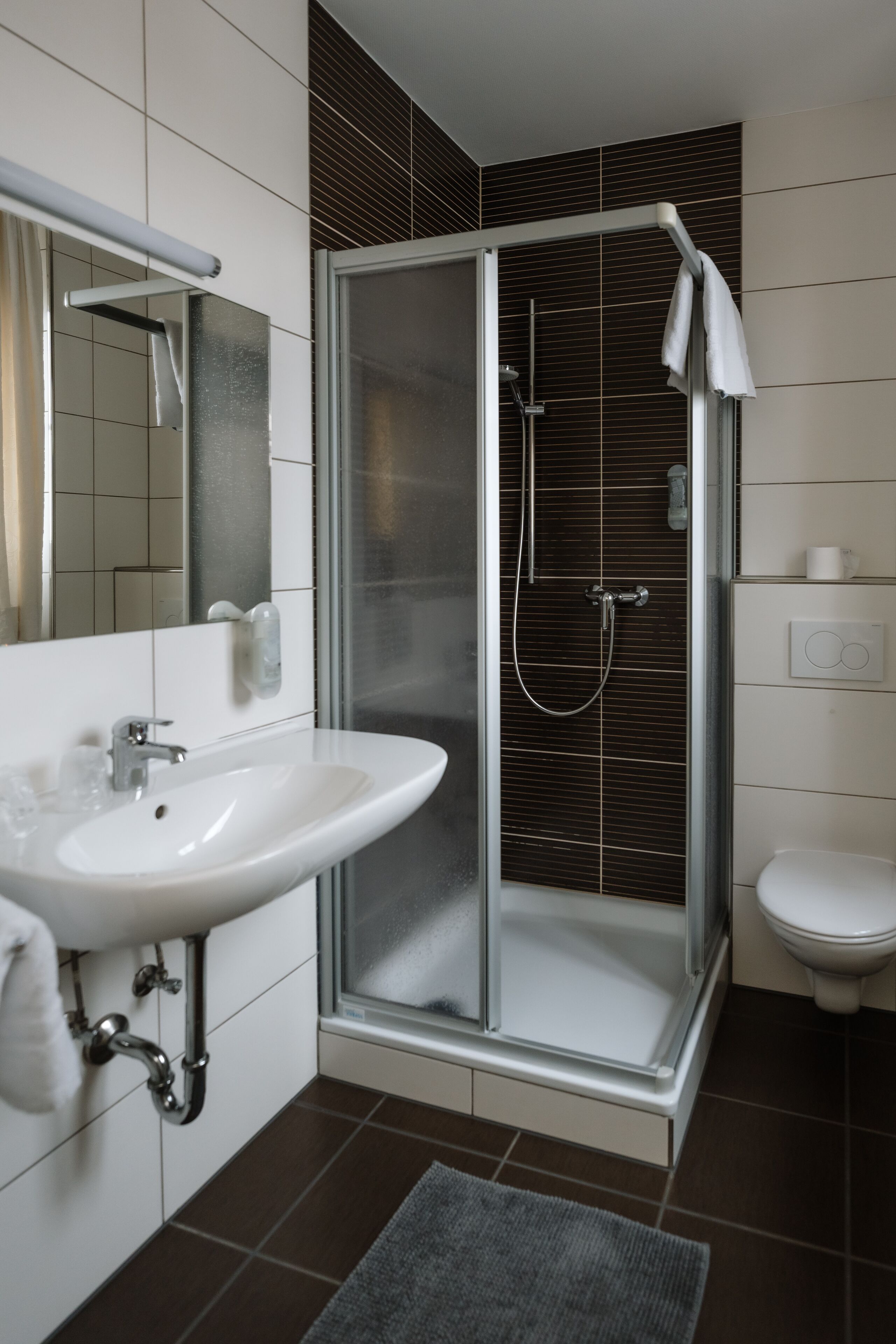 Comfort-Doppelzimmer | Badezimmer | Dusche, kostenlose Toilettenartikel, Haartrockner, Handtücher