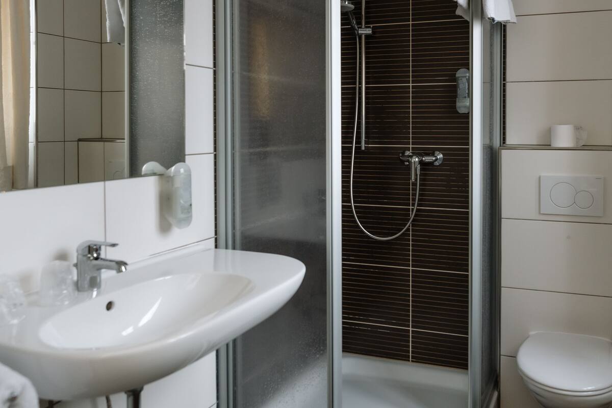 comfort double room | bathroom | shower, free toiletries, hair dryer, towels