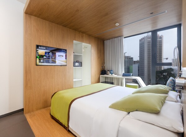 Sengetøy av topp kvalitet, senger med overmadrass og safe på rommet