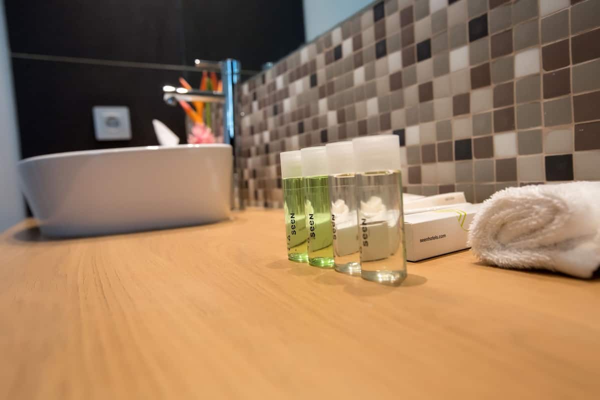 shower, free toiletries, hair dryer, towels