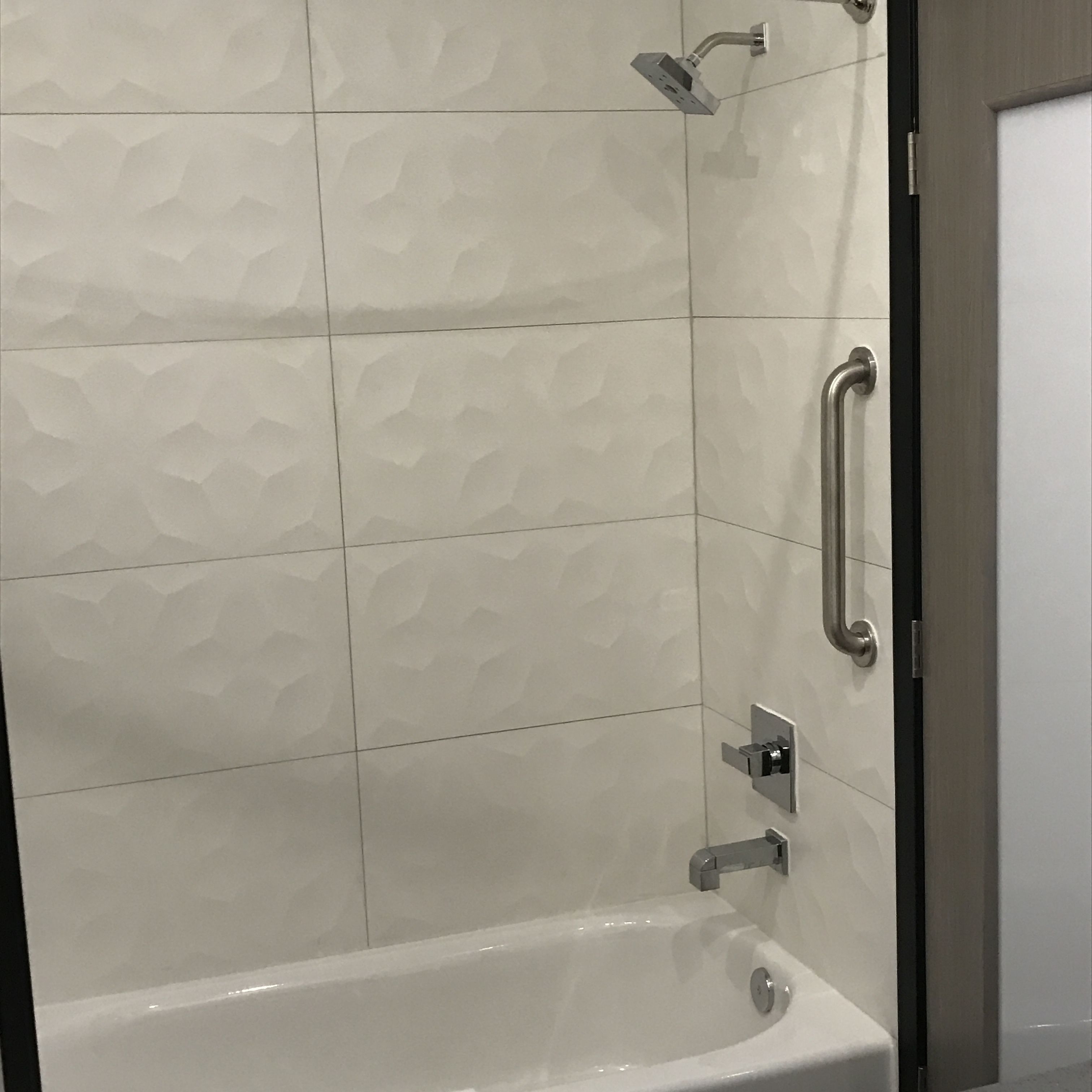 deluxe double room | bathroom | free toiletries, towels