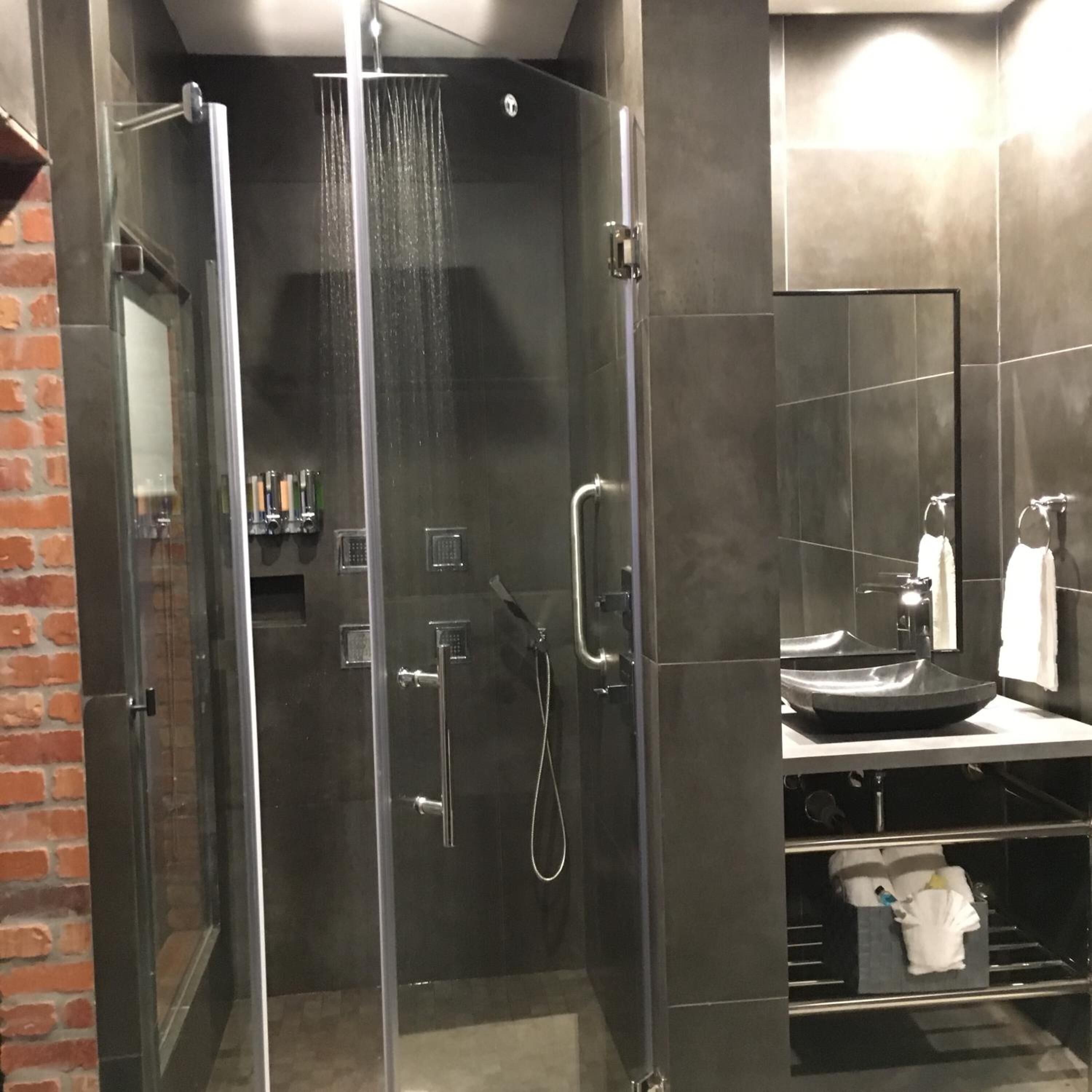 free toiletries, towels