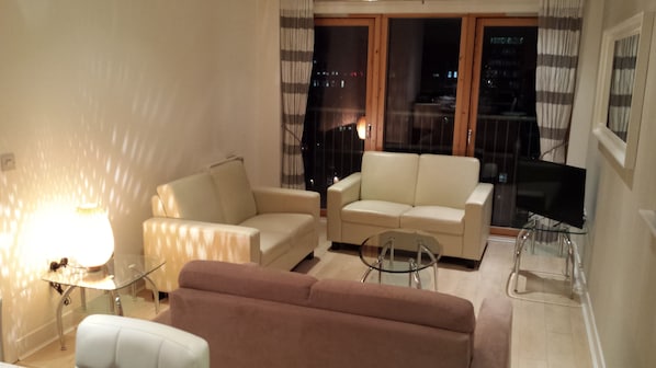 Huoneisto, 2 makuuhuonetta, parveke, kaupunkinäköala | Työpöytä, silitysrauta/-lauta, ilmainen Wi-Fi