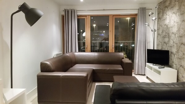 Premium Apartment, 1 Bedroom, Balcony, City View | Desk, iron/ironing board, free WiFi - Glasgow Central Skyline Apartment (Glasgow)