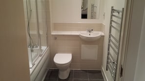 Apartment, 2 Bedrooms, Balcony, City View | Bathroom | Free toiletries