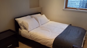 Huoneisto, 2 makuuhuonetta, parveke, kaupunkinäköala | Työpöytä, silitysrauta/-lauta, ilmainen Wi-Fi