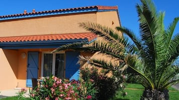Villa (Bleu) | In-room safe, blackout curtains, iron/ironing board, WiFi