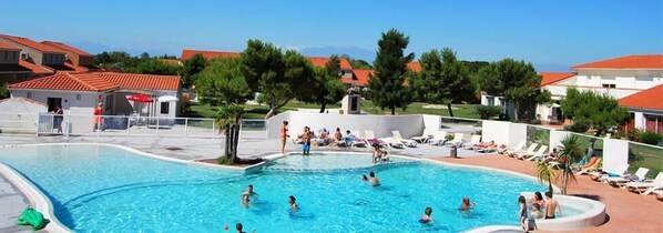 Una piscina al aire libre de temporada