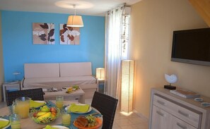 Villa (Bleu) | Essbereich im Zimmer