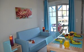 Télévision de 40 cm avec chaînes numériques, table de tennis de table