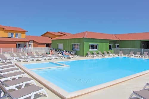 Piscine extérieure en saison
