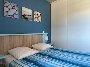 1 habitación, cortinas blackout, sistema de insonorización y wifi 