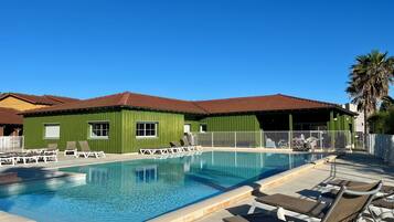Piscine extérieure (ouverte en saison)