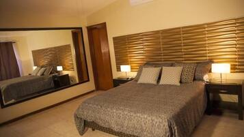 Standard Room, 1 Queen Bed | Desk, iron/ironing board, free WiFi