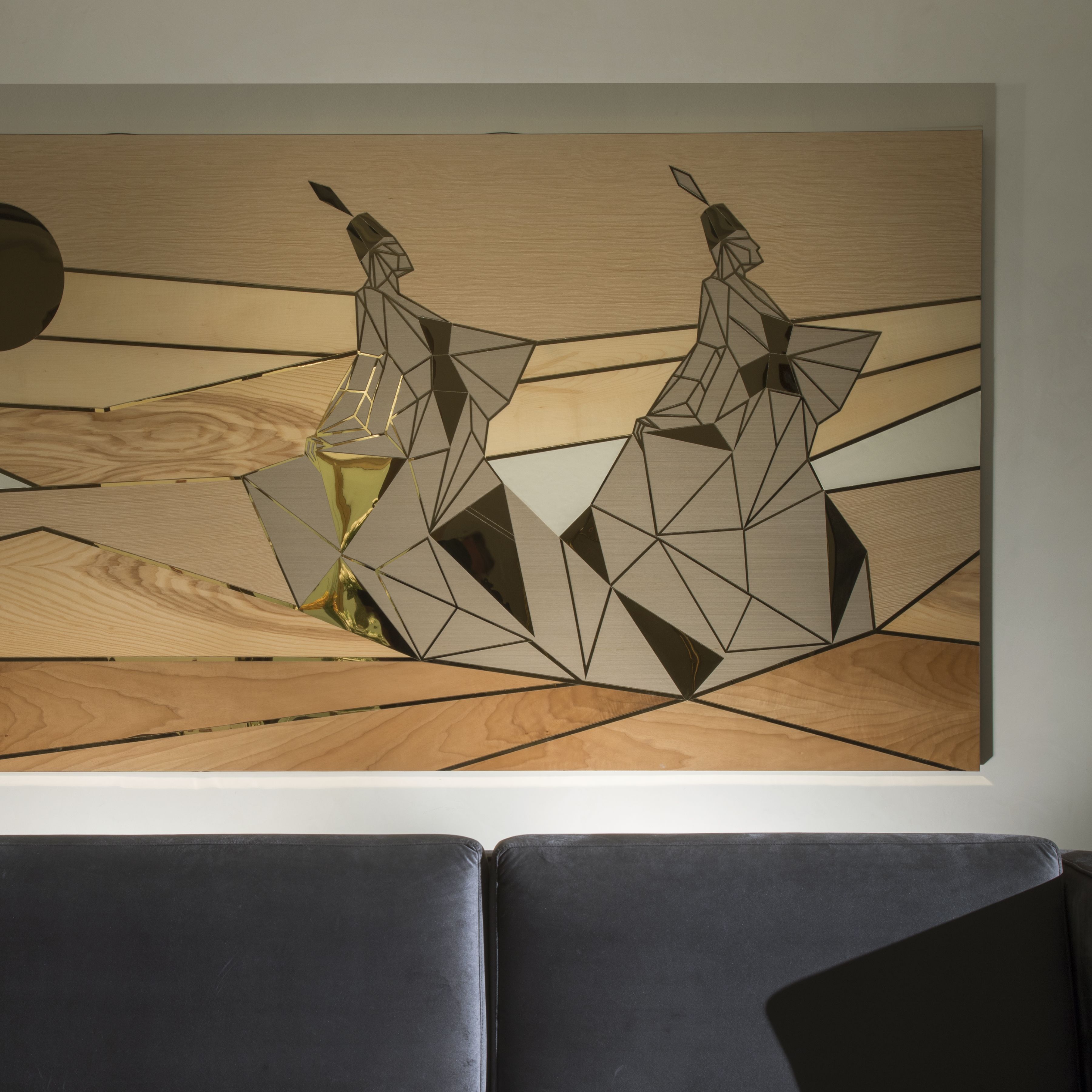 Una obra de arte geométrica sobre una pared de madera.