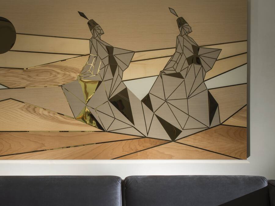 Una obra de arte geométrica sobre una pared de madera.