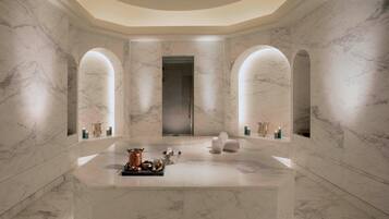 Salas de tratamiento para parejas, un sauna, una bañera de hidromasaje