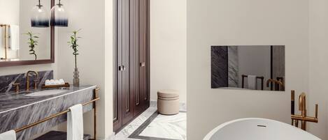Une salle de bain moderne avec un meuble-lavabo en marbre, une baignoire sur pieds et un grand miroir.