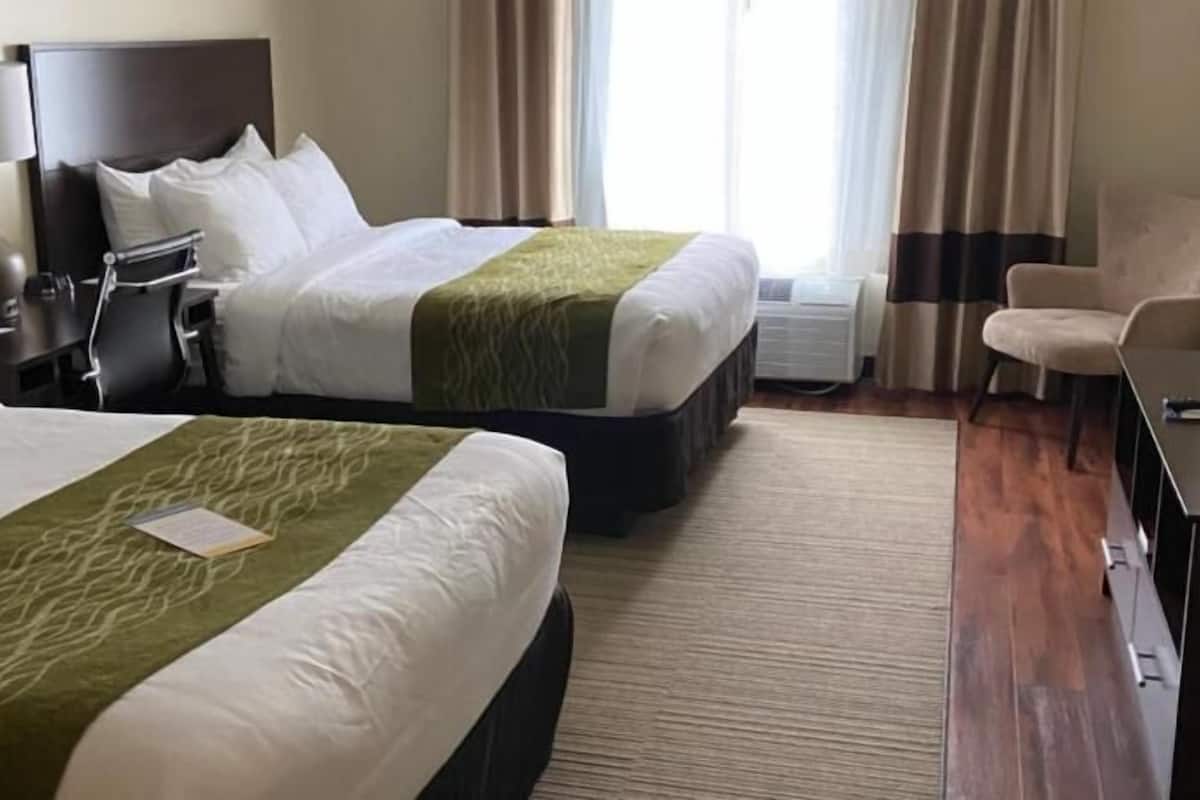 Premium bedding, in-room safe, desk, blackout drapes