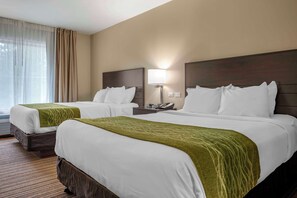 Premium bedding, in-room safe, desk, blackout curtains - Comfort Inn Connellsville Riverview (Connellsville)