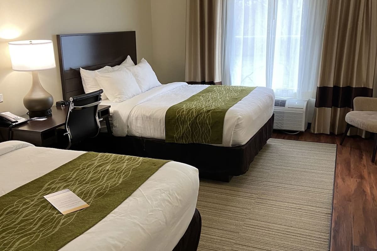 Premium bedding, in-room safe, desk, blackout drapes