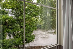 Roupas de cama premium, cofres nos quartos, escrivaninha