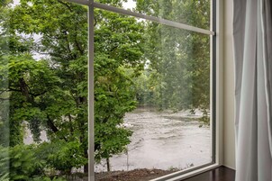 Premium bedding, in-room safe, desk, blackout drapes