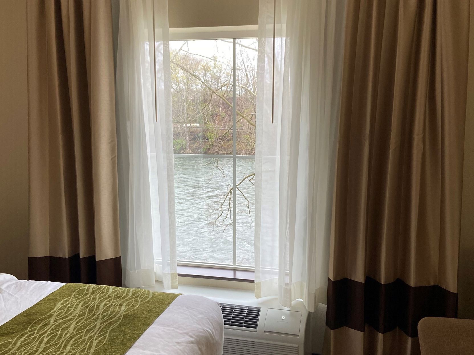 Premium bedding, in-room safe, desk, blackout drapes