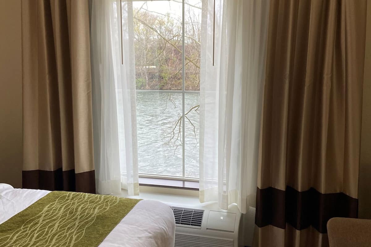 Premium bedding, in-room safe, desk, blackout drapes