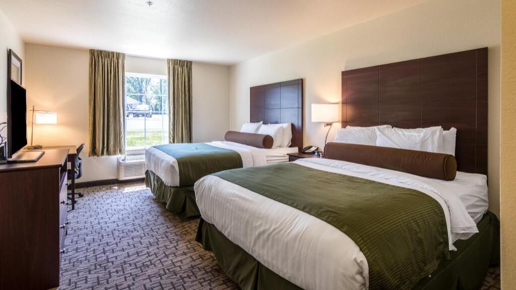 Premium bedding, down comforters, in-room safe, desk