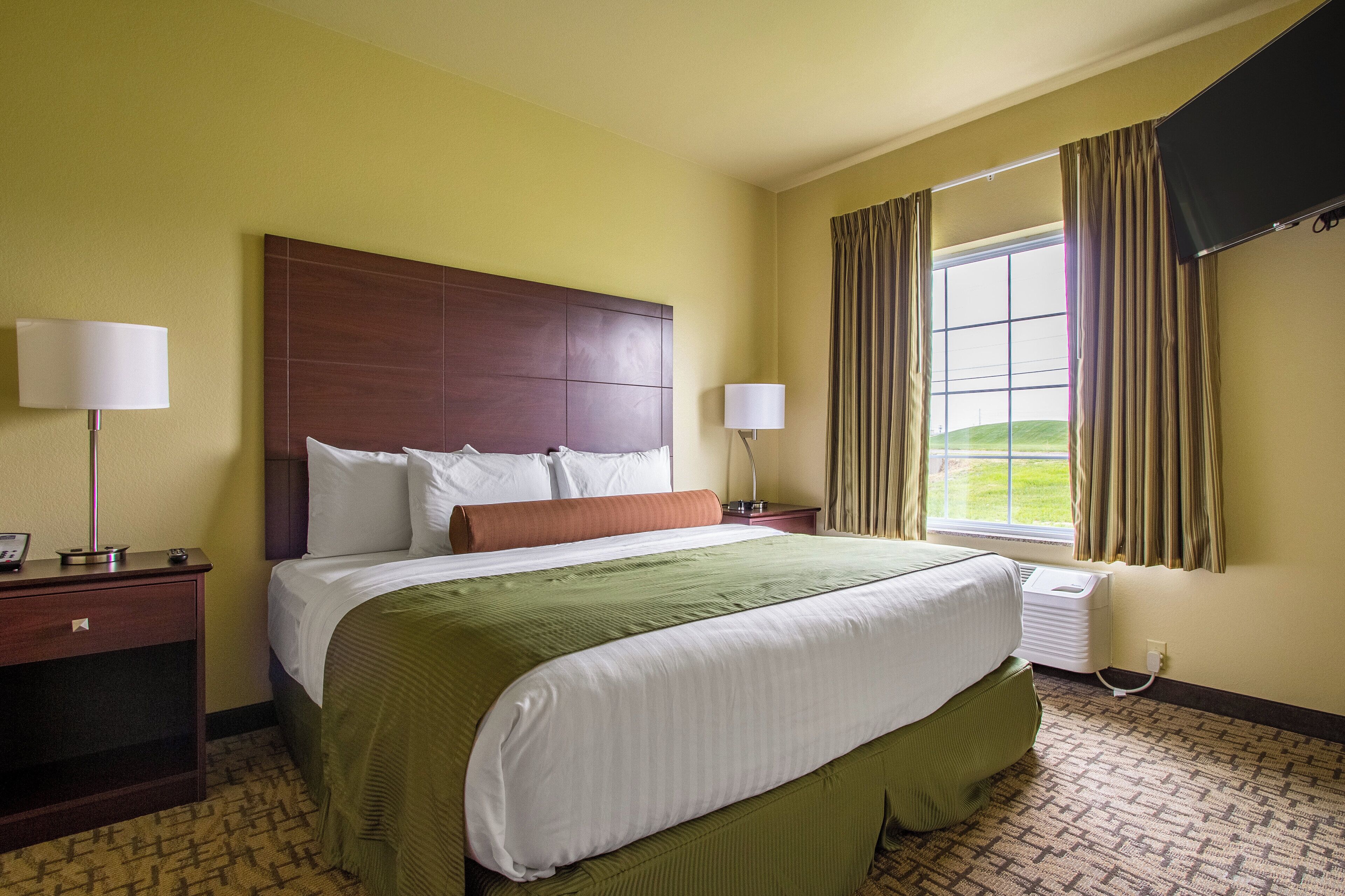 أغطية فراش متميزة وخزنة داخل الغرفة ومكتب ومساحة عمل  للكمبيوتر المحمول