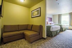 Studio, 2 Queen Beds with Sofa bed, Non Smoking | เครื่องนอนระดับพรีเมียม, ตู้นิรภัยในห้องพัก, โต๊ะทำงาน