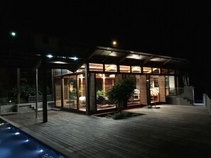 Façade de l’hébergement  – soirée/nuit