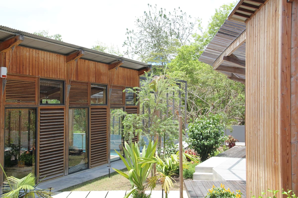 Habitación Confort doble, 1 cama de matrimonio grande, no fumadores, vistas al jardín | 1 dormitorio y ropa de cama de alta calidad